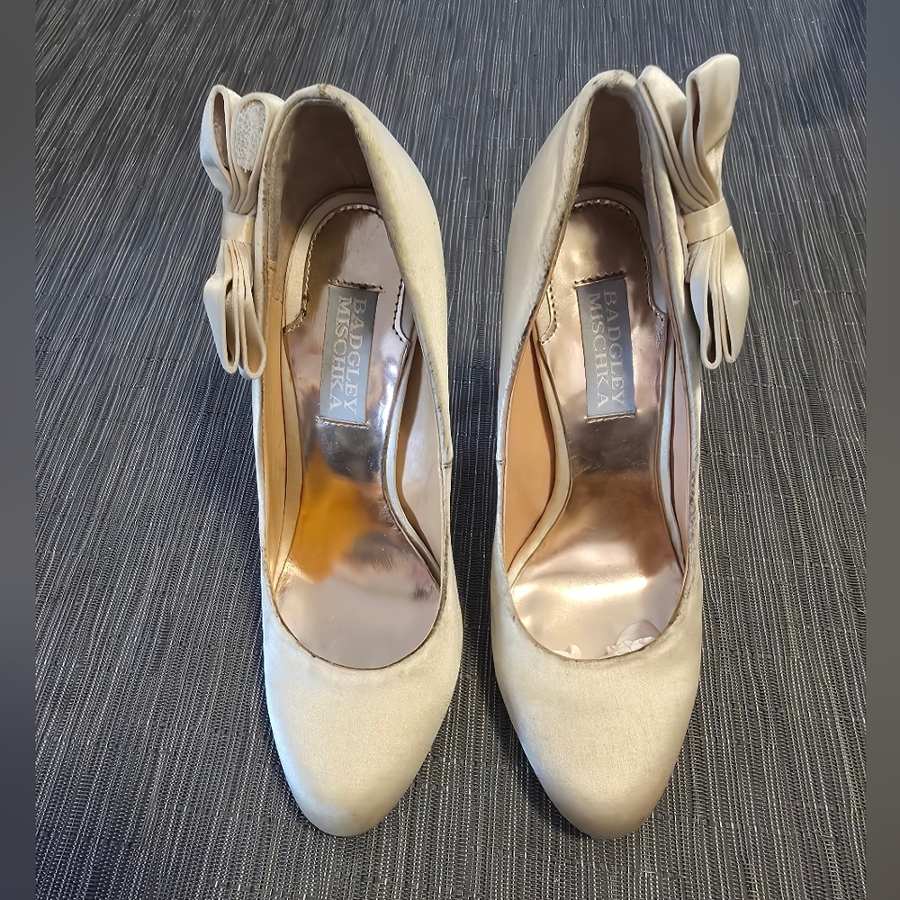 BADGLEY MISCHKA Women's Cream Satin Heels
